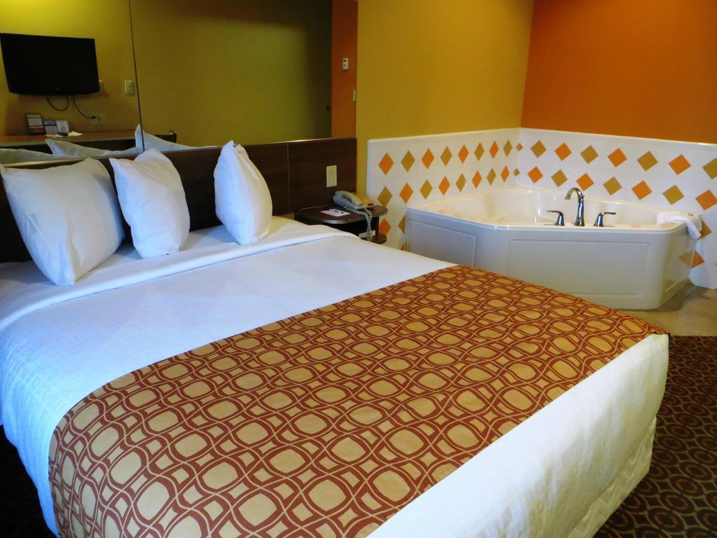 Microtel By Wyndham Notre Dame University Hotel 3*